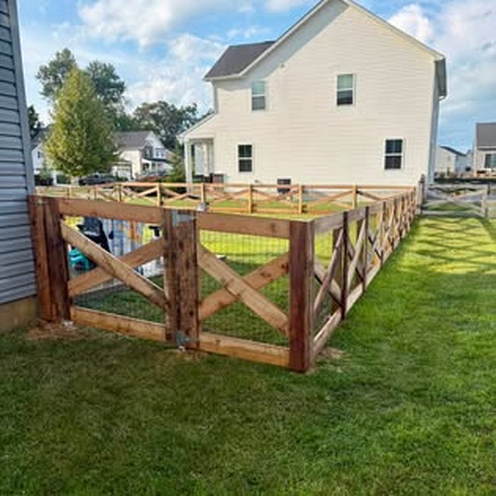 Crossbuck fence gate with wire mesh